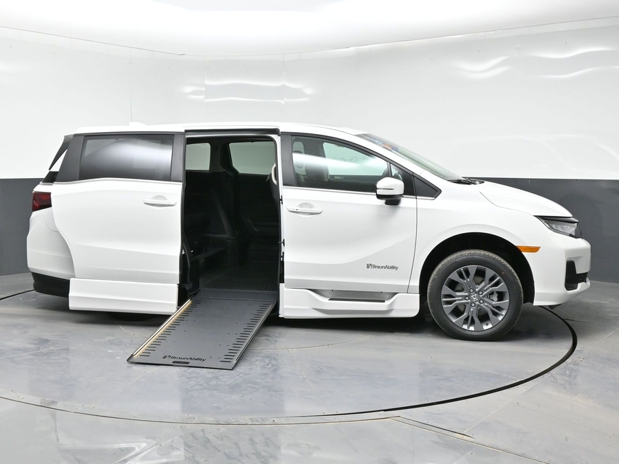 White Honda Odyssey image number 4