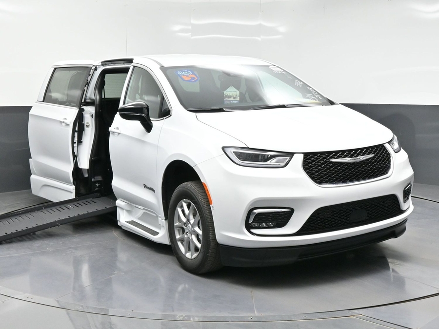 2026 Chrysler Pacifica Select's photo