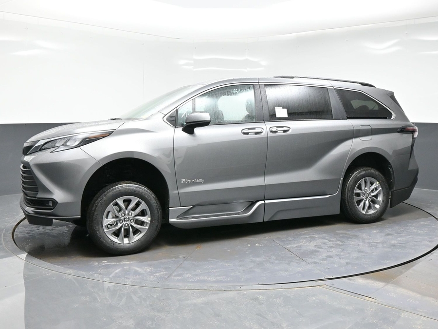 Grey Toyota Sienna image number 2