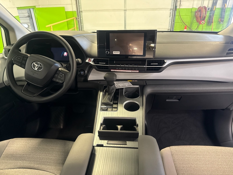 White Toyota Sienna image number 14