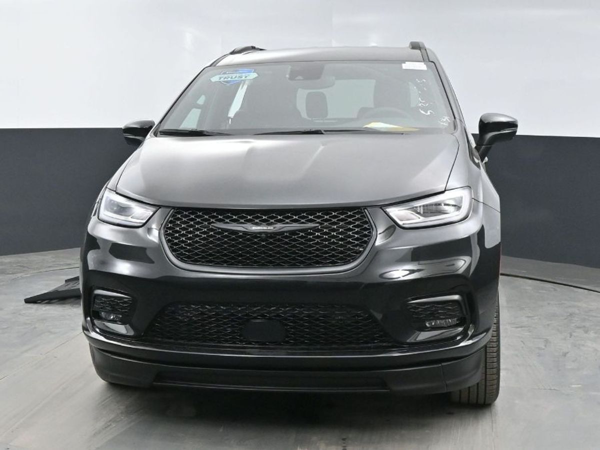 Black Chrysler Pacifica image number 18