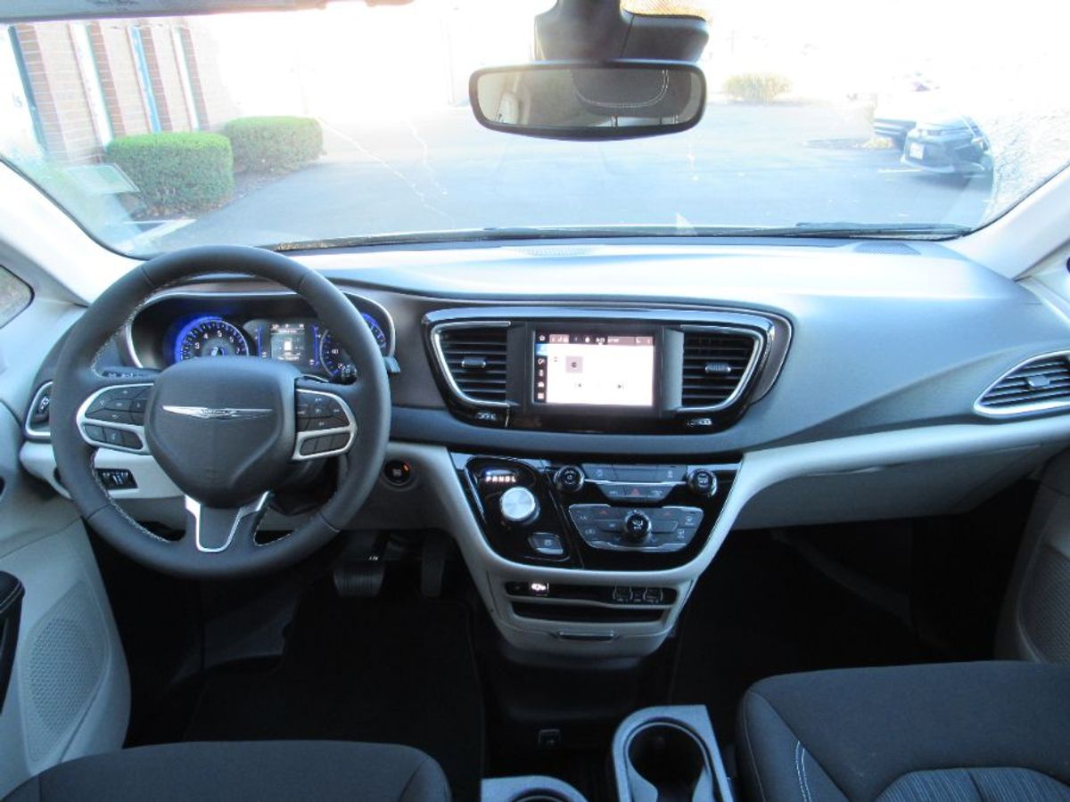 White Chrysler Voyager image number 19