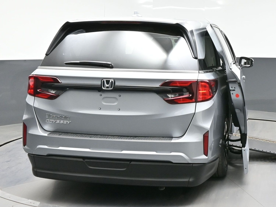 Silver Honda Odyssey image number 5