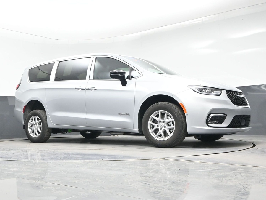 Silver Chrysler Pacifica image number 17