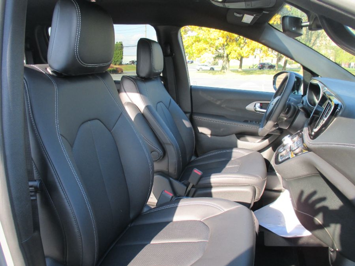 Grey Chrysler Pacifica image number 17