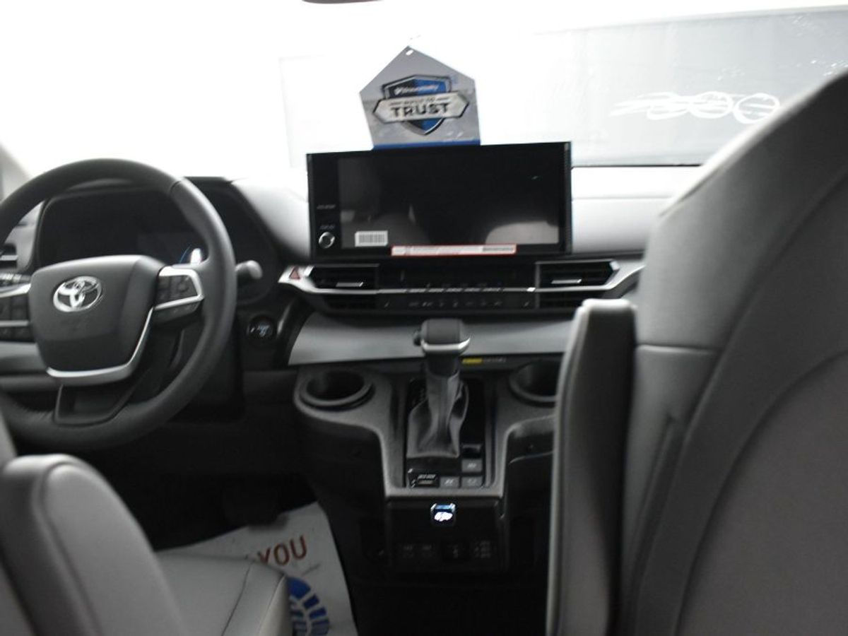 2025 TOYOTA SIENNA - Image 9