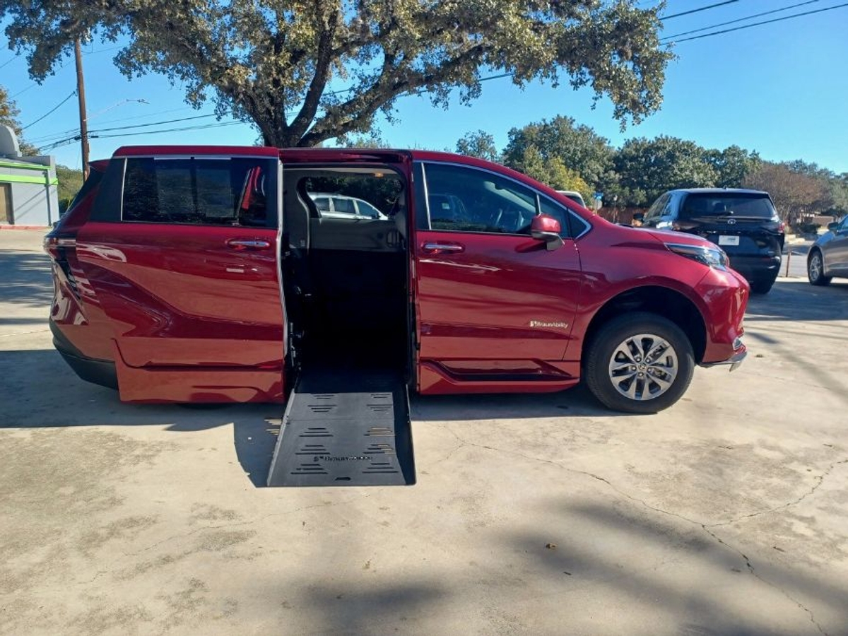 2023 TOYOTA SIENNA - Image 2