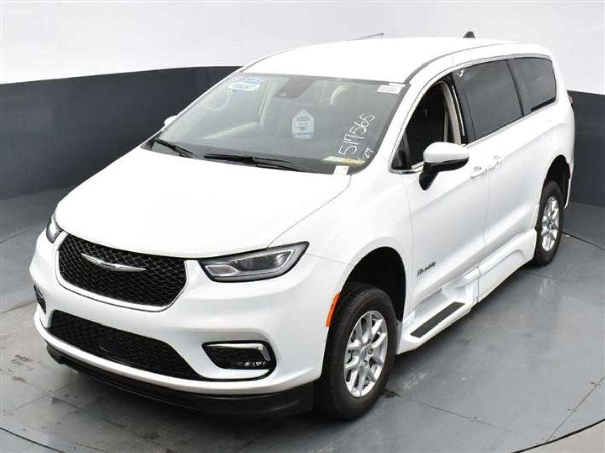 White Chrysler Pacifica image number 21