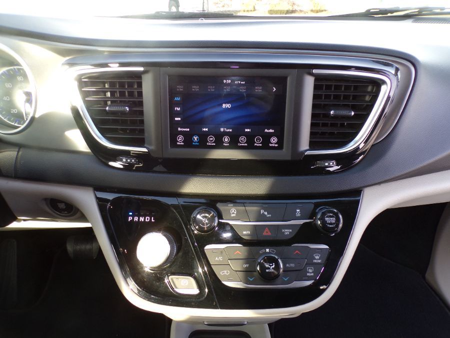 White Chrysler Pacifica image number 24