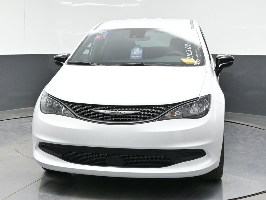 White Chrysler Voyager image number 14