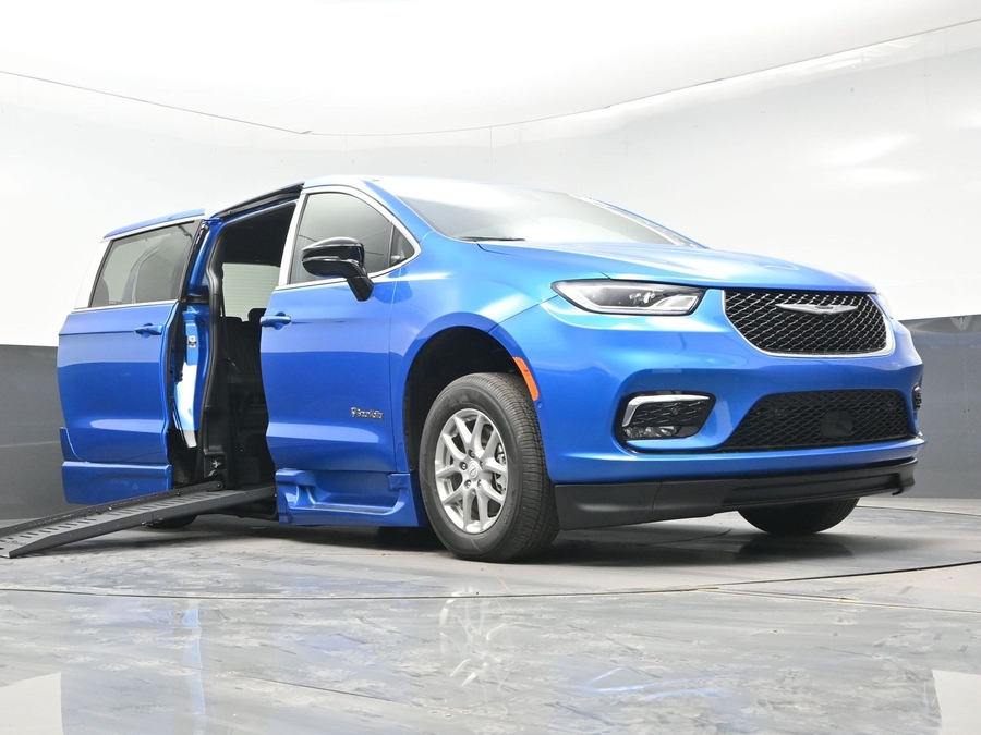 Blue Chrysler Pacifica image number 15