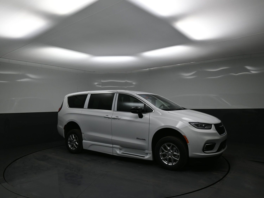 New 2025 Chrysler Pacifica Select Safety - BraunAbility Side Entry Entry Fold Out Automatic Ramp