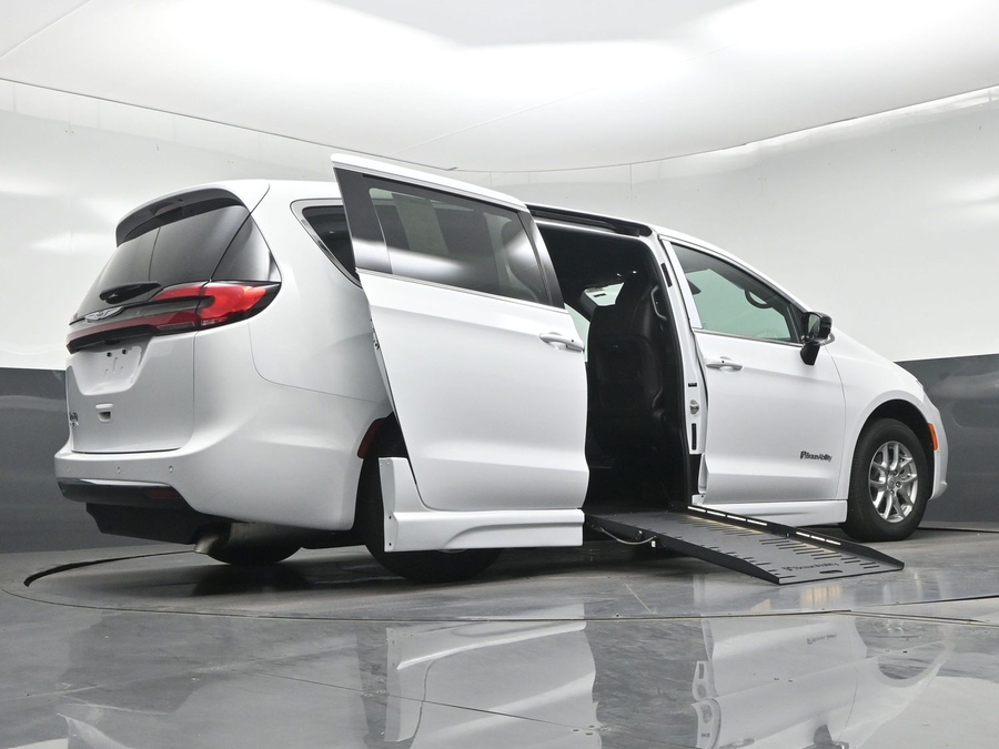 White Chrysler Pacifica image number 9