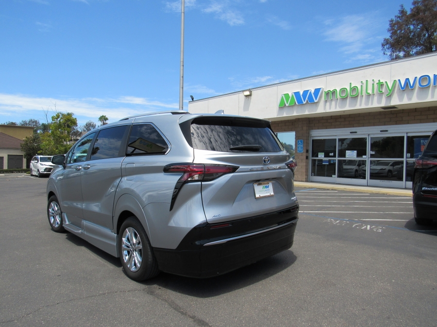 Silver Toyota Sienna image number 6