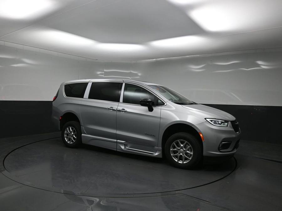New 2026 Chrysler Pacifica Select Plus - BraunAbility Side Entry Fold Out Automatic Ramp