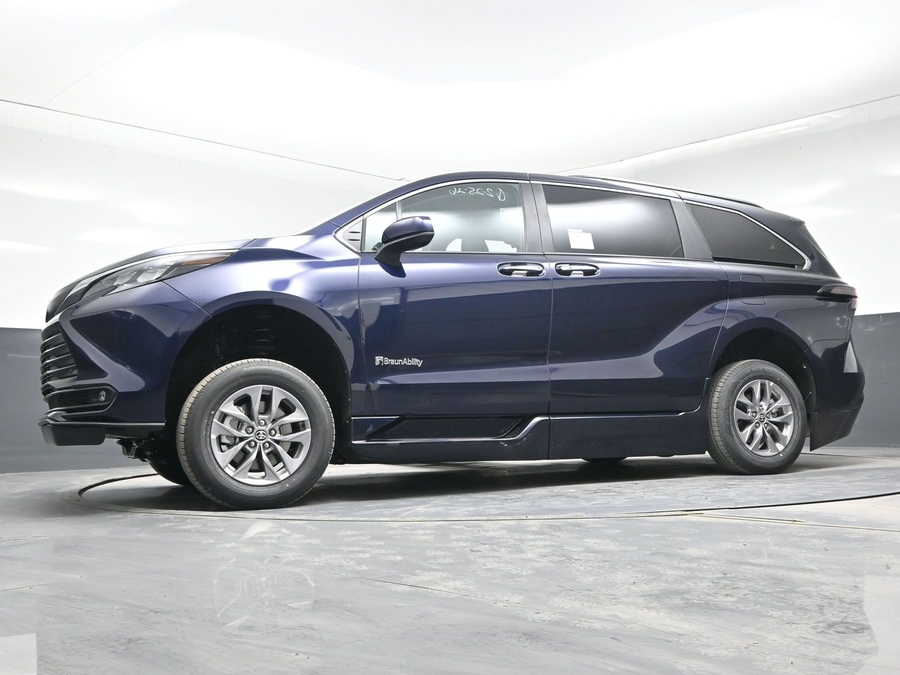 New 2026 Toyota Sienna Hybrid XLE Base - BraunAbility Side Entry Entry Fold Out Automatic Ramp