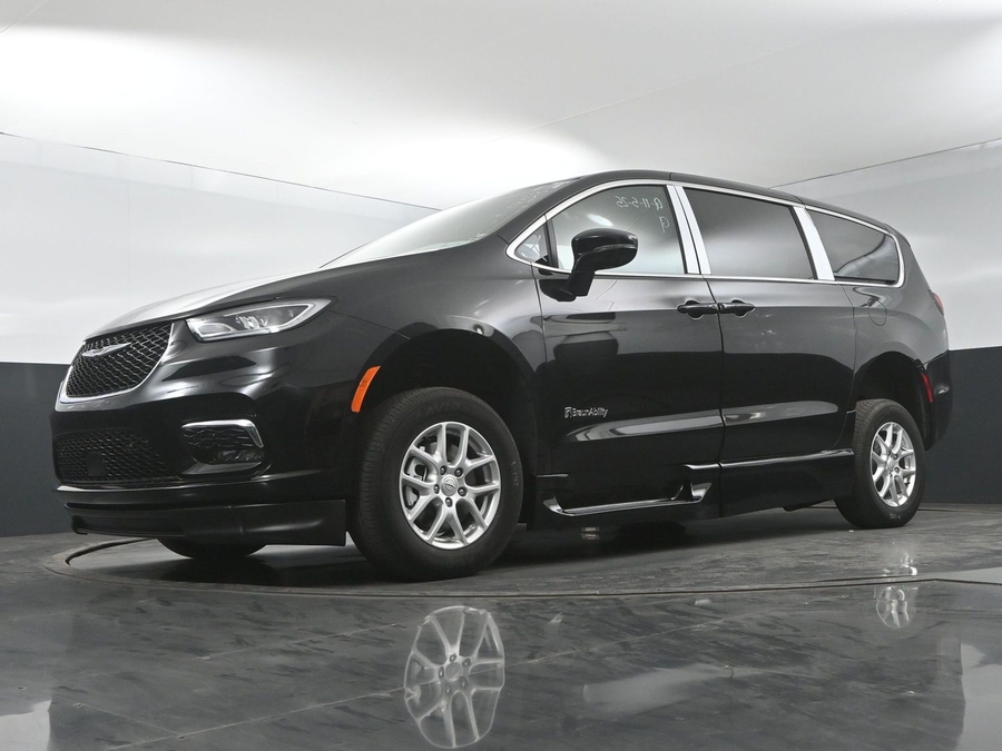 New 2025 Chrysler Pacifica Select Safety - BraunAbility Side Entry Entry In Floor Automatic Ramp