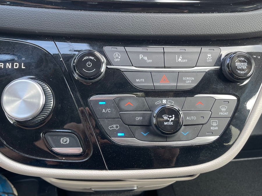 Silver Chrysler Pacifica image number 14