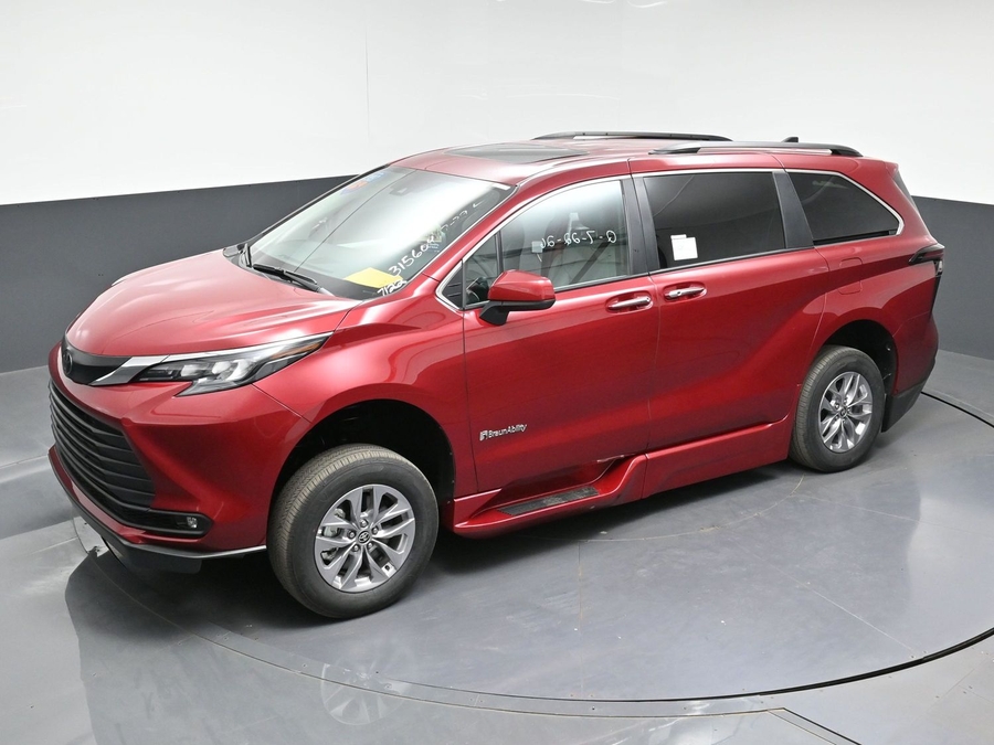 New 2026 Toyota Sienna Hybrid XLE Base - BraunAbility Side Entry In Floor Automatic Ramp