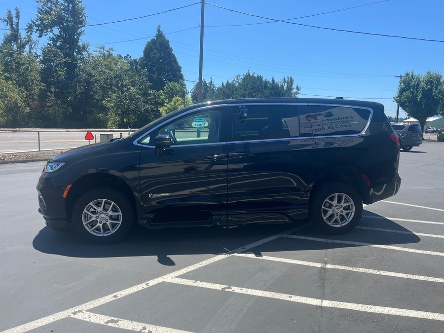 Used 2024 Chrysler Pacifica Touring L - BraunAbility Side Entry Entry Fold Out Automatic Ramp