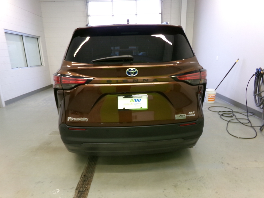 Orange Toyota Sienna image number 21