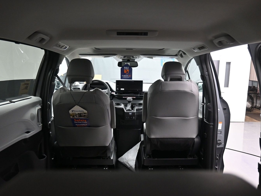 Grey Toyota Sienna image number 14