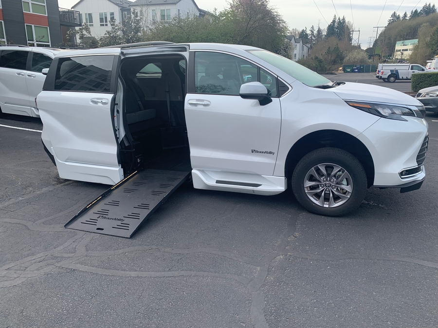 Used 2024 Toyota Sienna Hybrid XLE Plus - BraunAbility Side Entry Entry Fold Out Automatic Ramp