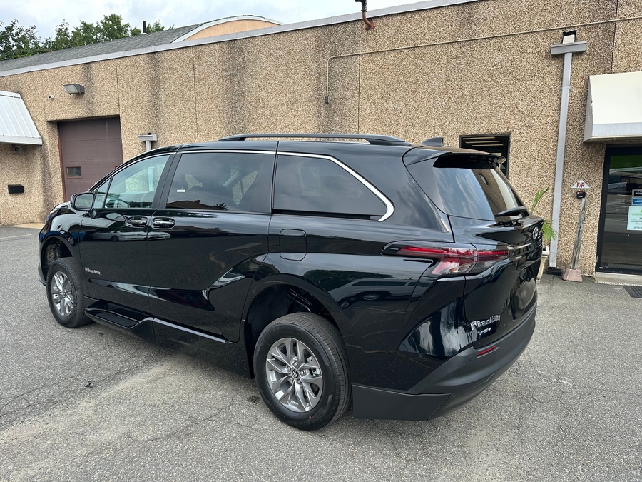 Black Toyota Sienna image number 10