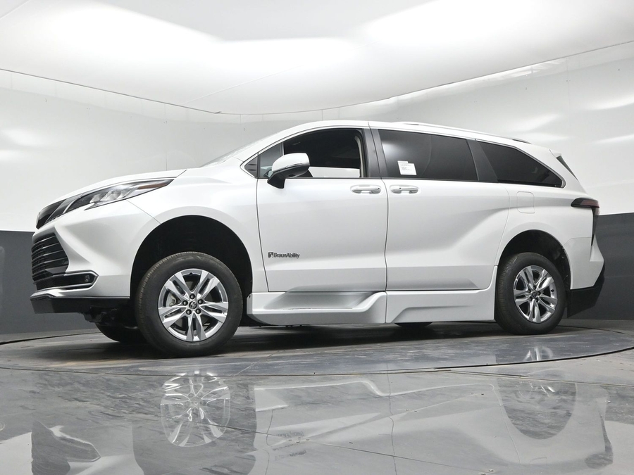 New 2026 Toyota Sienna Hybrid Limited - BraunAbility Side Entry In Floor Automatic Ramp