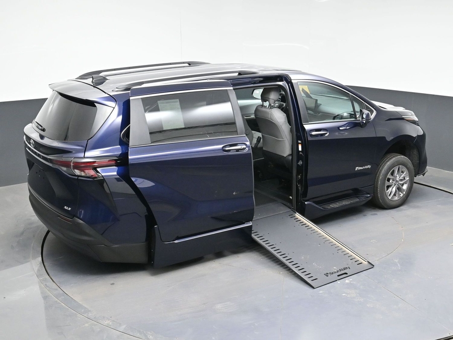 Blue Toyota Sienna image number 25