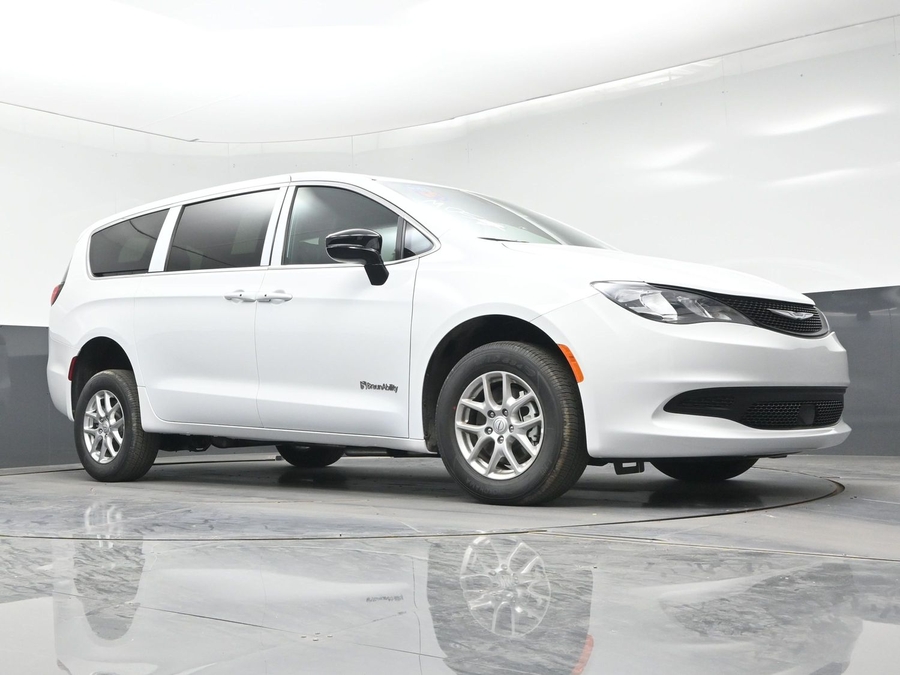 White Chrysler Voyager image number 15