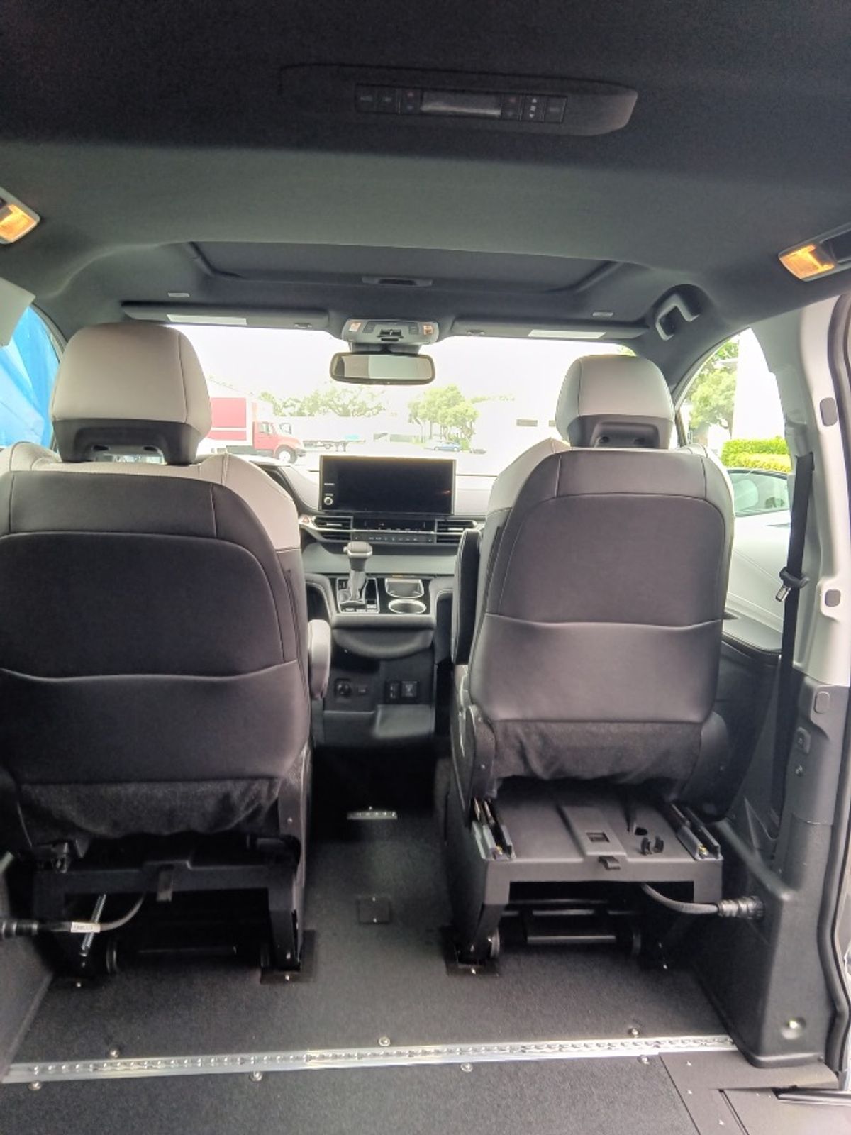 Grey Toyota Sienna image number 13