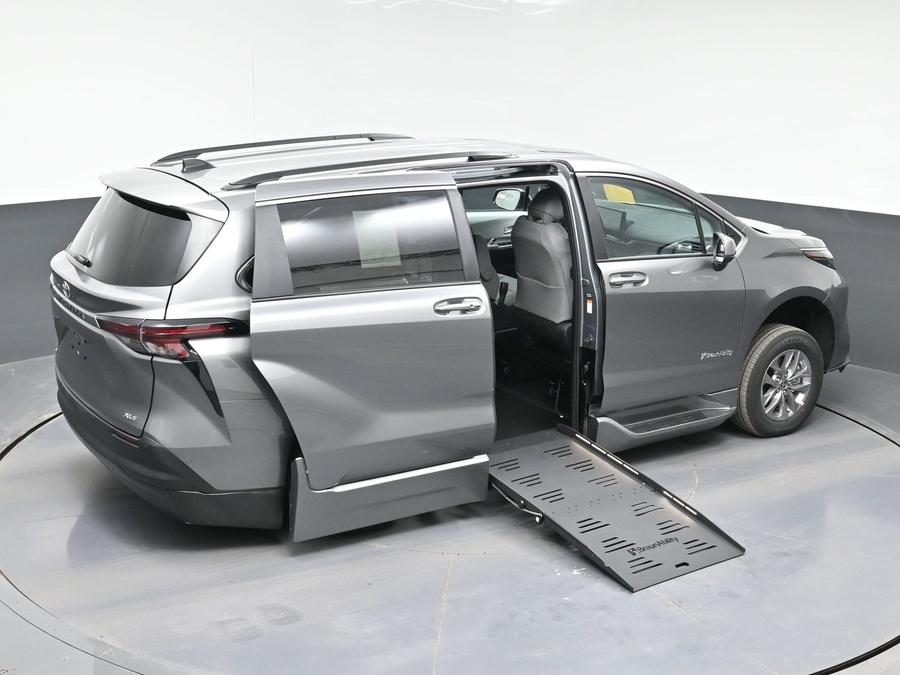 Grey Toyota Sienna image number 7