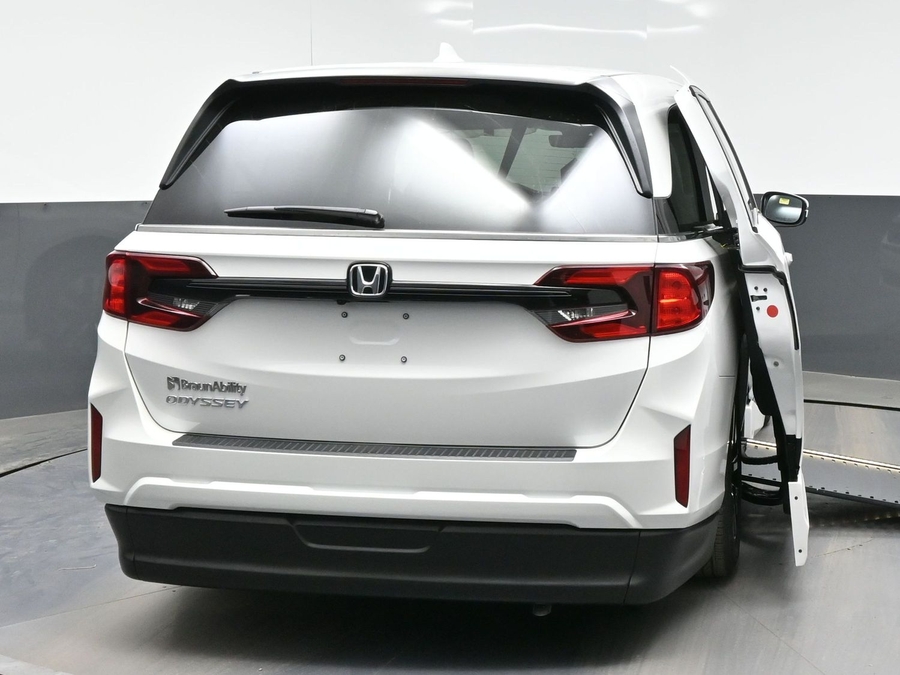 White Honda Odyssey image number 5