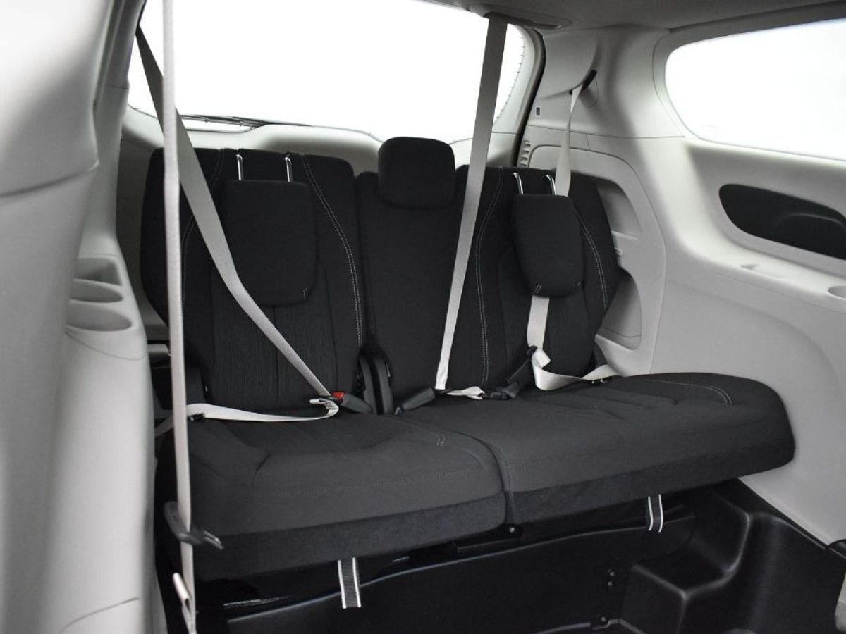 Silver Chrysler Voyager image number 2