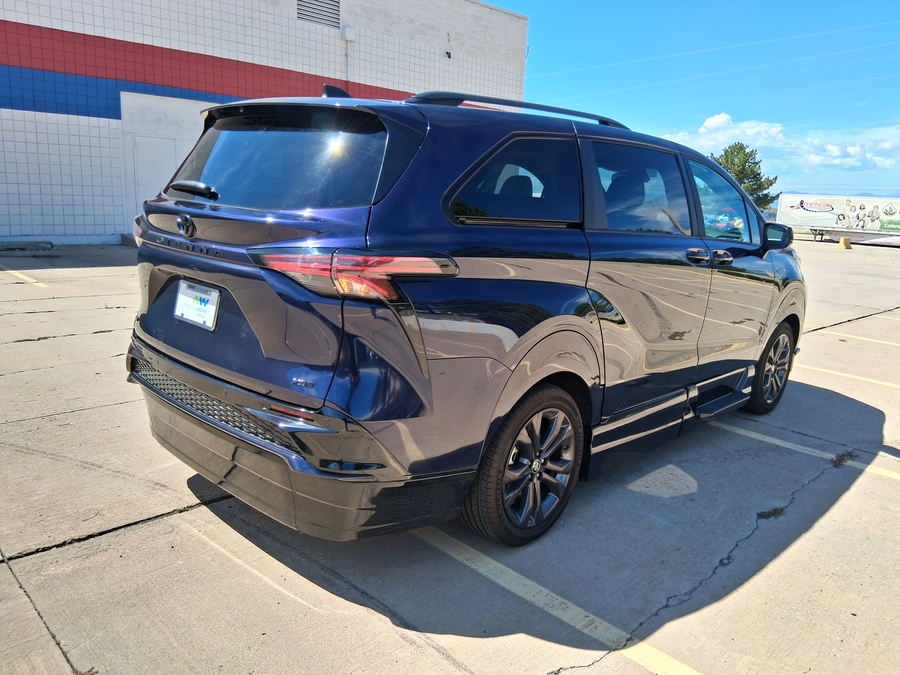Blue Toyota Sienna image number 9