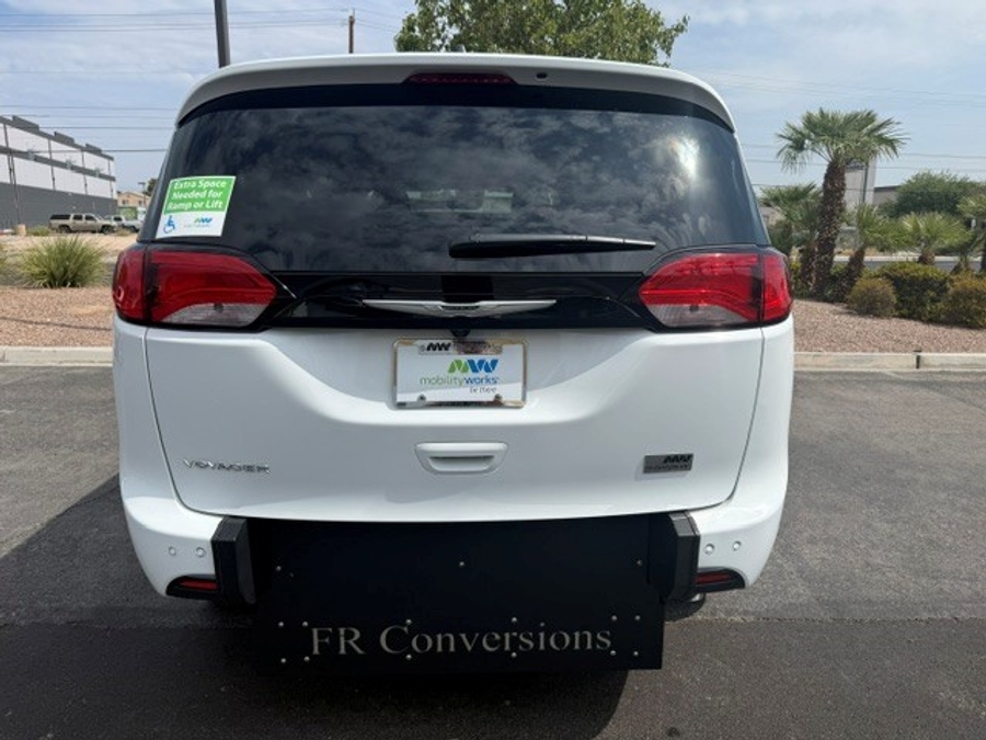 White Chrysler Voyager image number 1