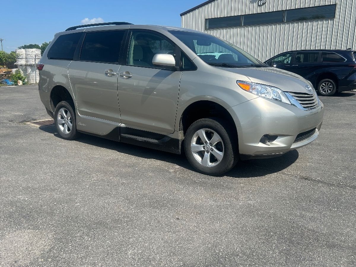 2017 TOYOTA SIENNA - Image 4
