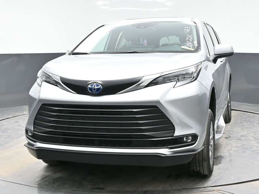 Silver Toyota Sienna image number 1