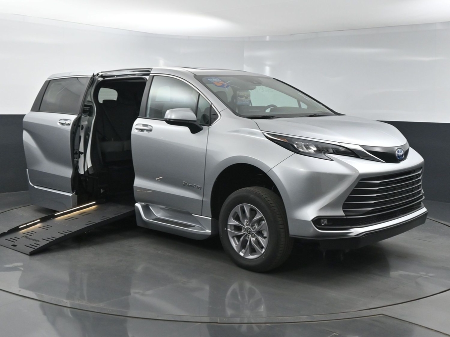New 2025 Toyota Sienna Hybrid XLE Base - BraunAbility Side Entry Entry Fold Out Automatic Ramp