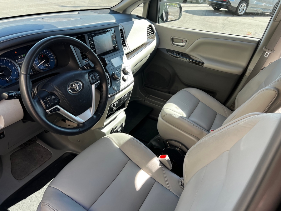 Used 2018 Toyota Sienna XLE NY - BraunAbility Side Entry Entry Fold Out Automatic Ramp