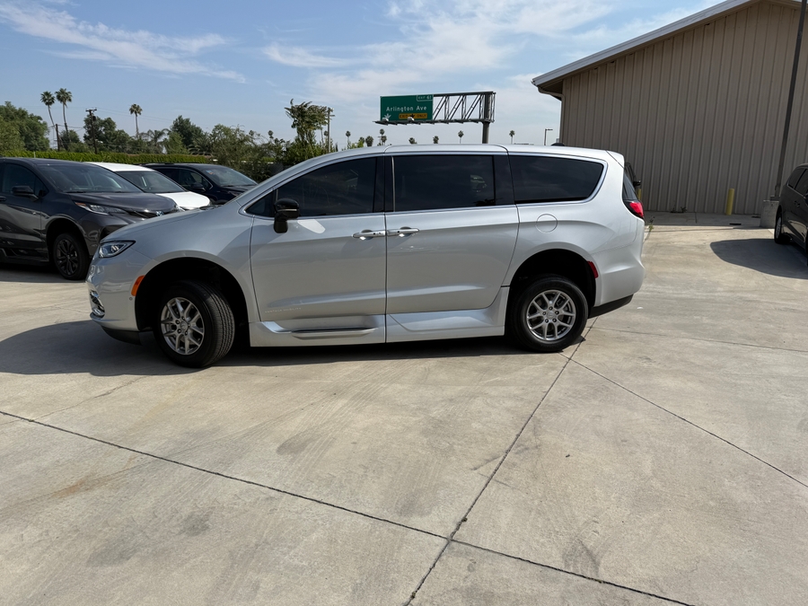 Silver Chrysler Pacifica image number 7