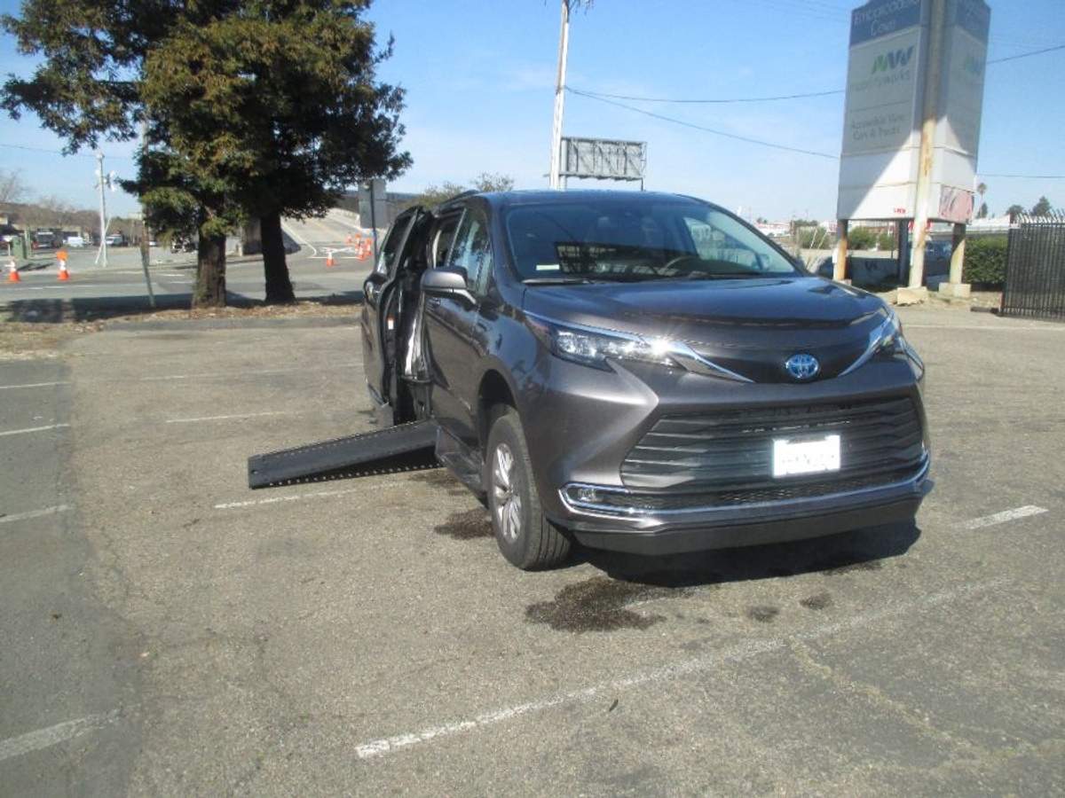 2024 TOYOTA SIENNA - Image 1