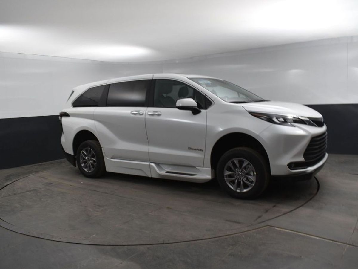 White Toyota Sienna image number 6