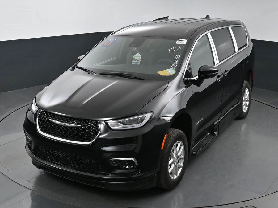 Black Chrysler Pacifica image number 23