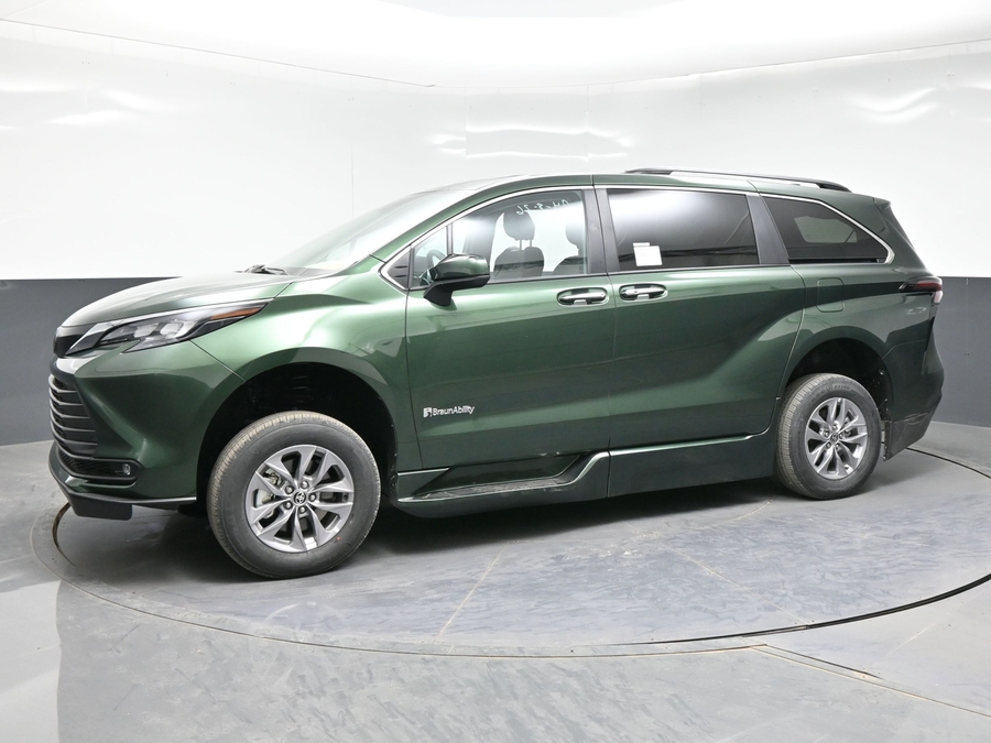 New 2026 Toyota Sienna Hybrid XLE Base - BraunAbility Side Entry Fold Out Automatic Ramp
