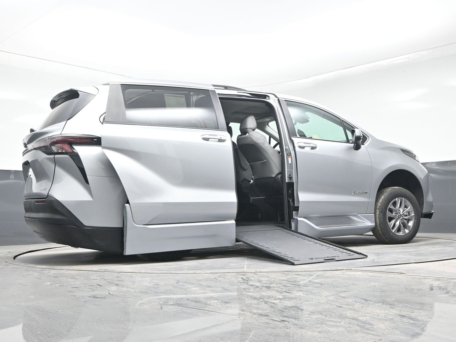 New 2025 Toyota Sienna Hybrid XLE Plus - BraunAbility Side Entry Entry In Floor Automatic Ramp