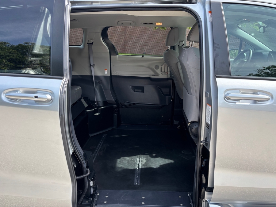 Used 2024 Toyota Sienna Hybrid LE - BraunAbility Side Entry Entry Fold Out Automatic Ramp