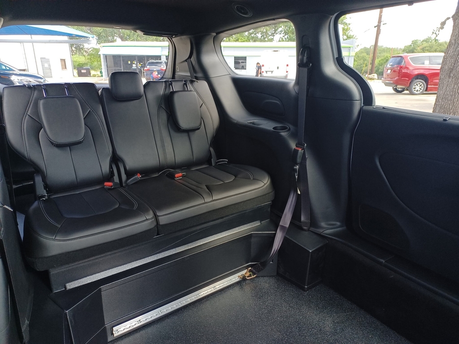 Black Chrysler Pacifica image number 17