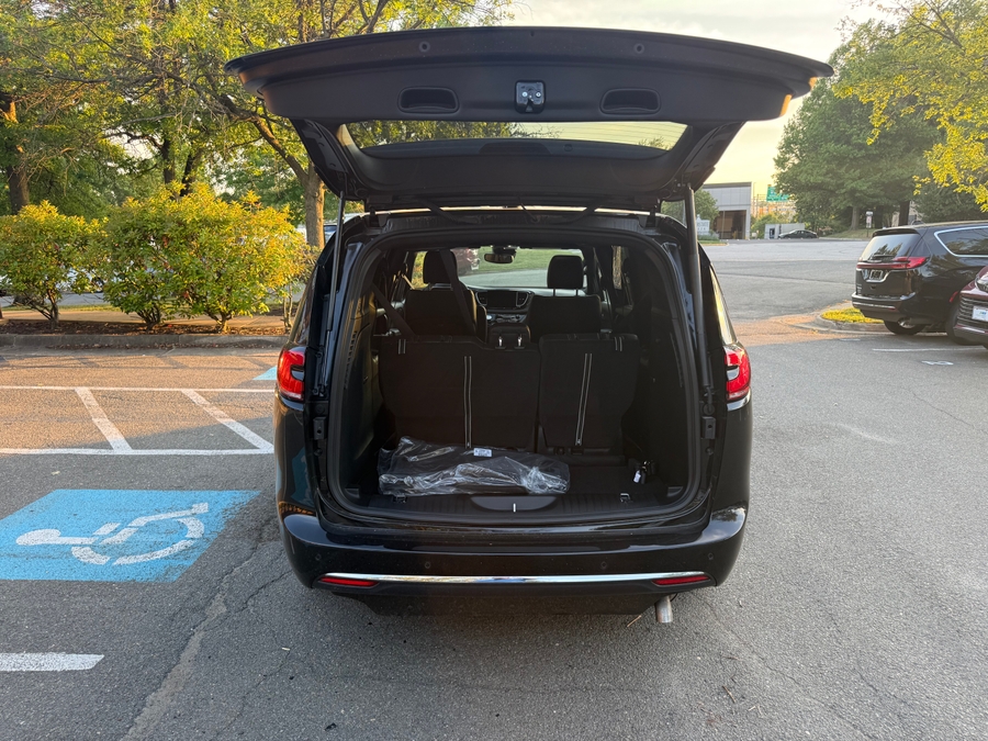 Black Chrysler Pacifica image number 4